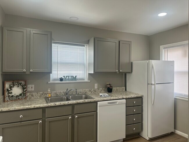 Foto del edificio - Three bedroom house with garage