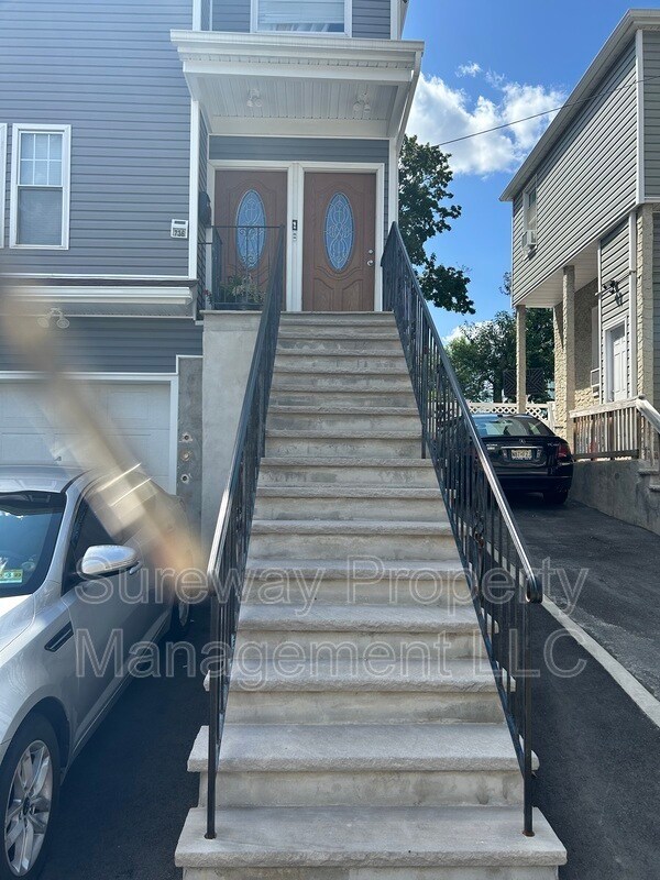 Building Photo - 736 E 28th St