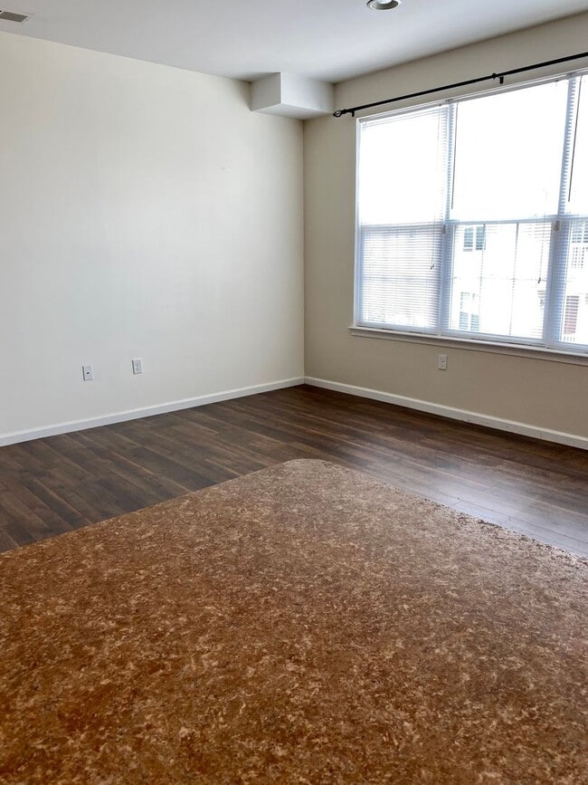 Building Photo - Gorgeous 3-Bedroom Townhouse with Garage i...