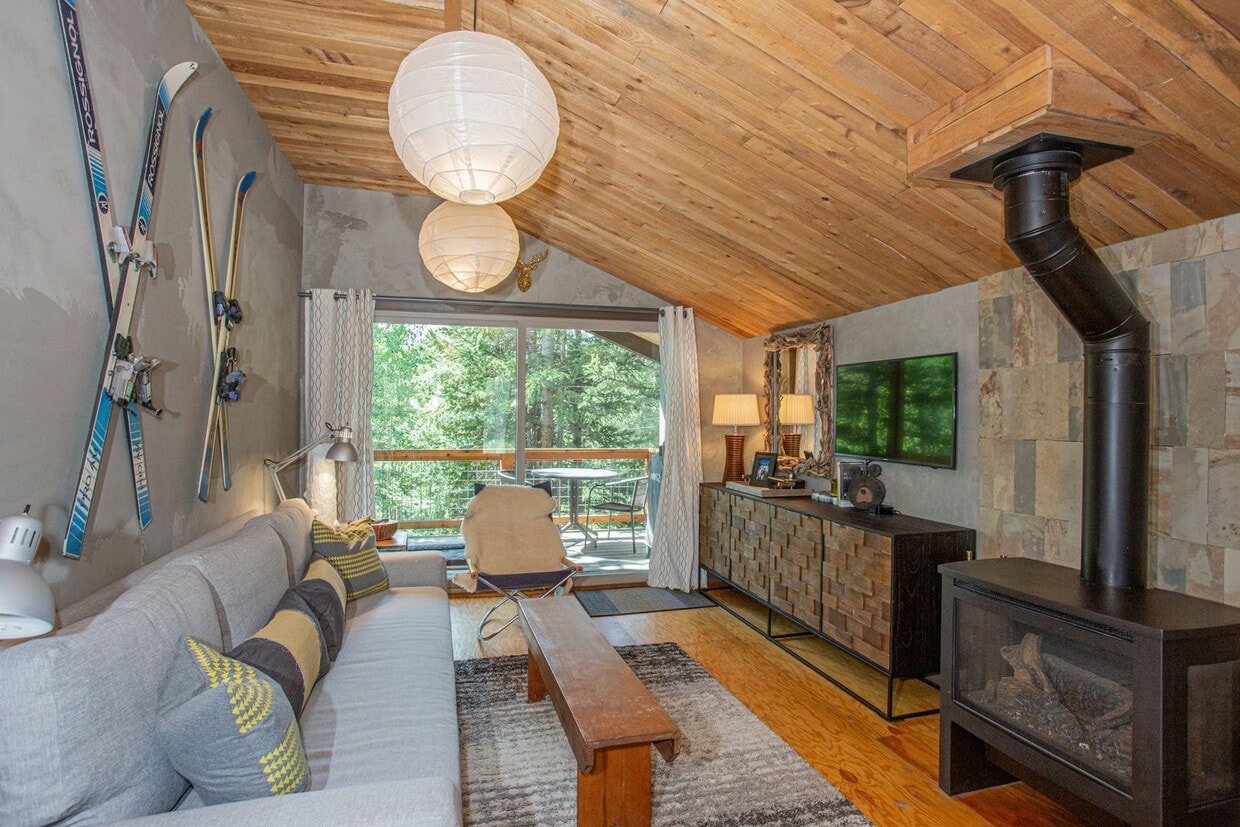 Primary Photo - Adorable Mountain Cabin available for a Wi...
