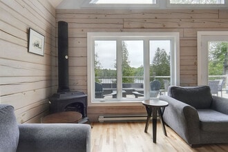 Building Photo - 566 Chem. du Lac Beauclair