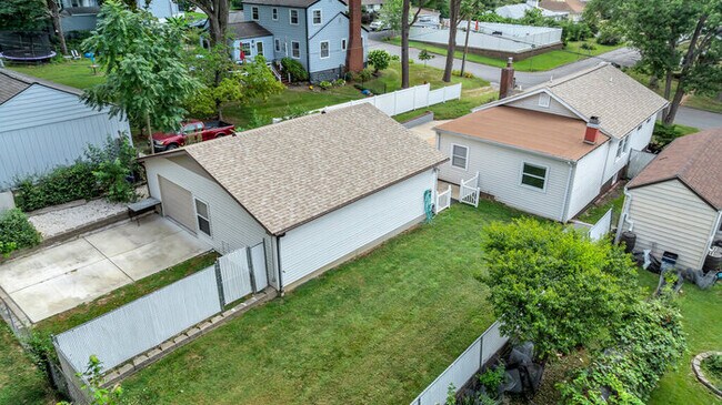 Foto del edificio - 631 Clover Ln