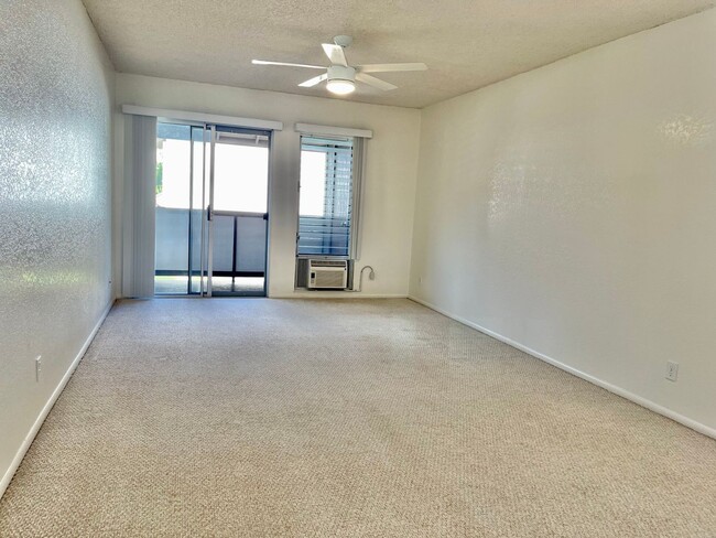 Foto del edificio - 2 Bed, 2 Bath Townhouse in Salt Lake near Stadium Mall & Rail Station!