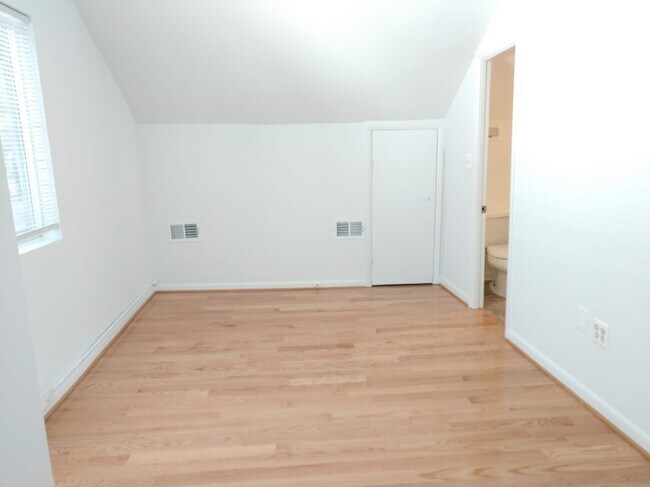 Dormitorio con techo estilo catedral. - 2509 10th St NE