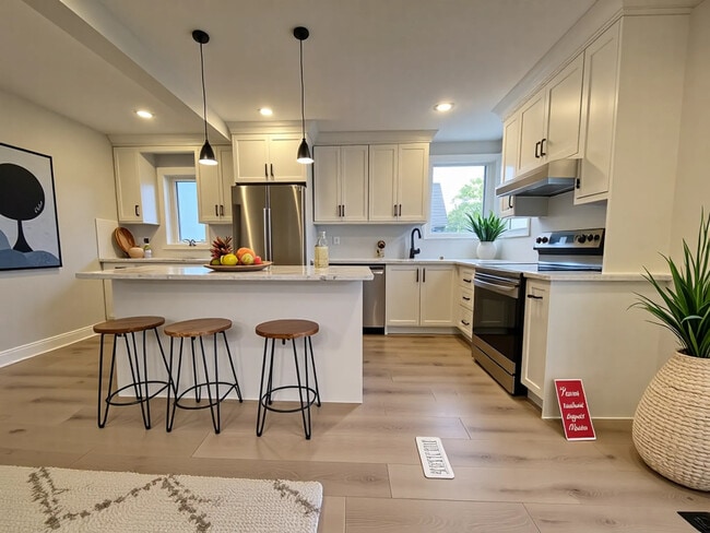 Building Photo - 5 Bedroom Upper Mountain Home!