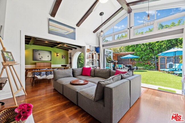 Foto del edificio - 10521 Cushdon Ave