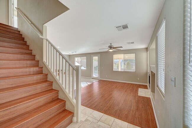 Building Photo - Beautiful 3 bedroom 2.5 bath home in covet...