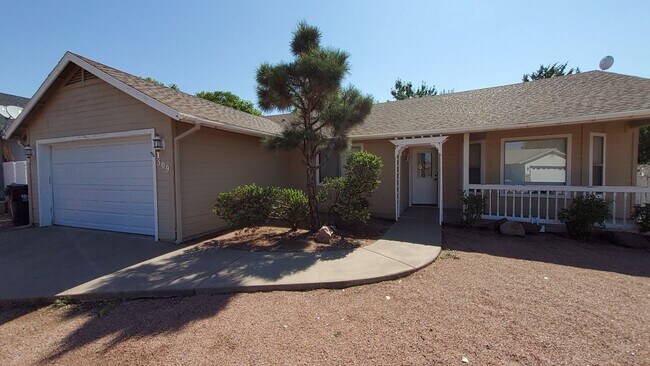 Building Photo - Three Bedroom Home in Great Neighborhood