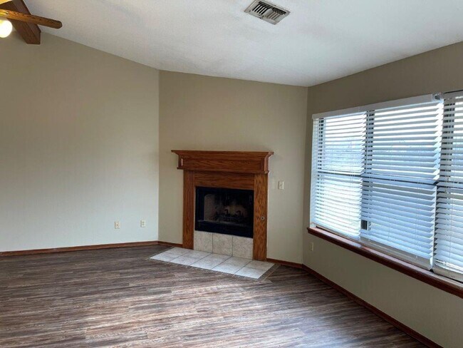 Foto del edificio - 3 bed, 2 bath with a 2 car garage for rent in Moore near Eastern between 12th and 27th streets!