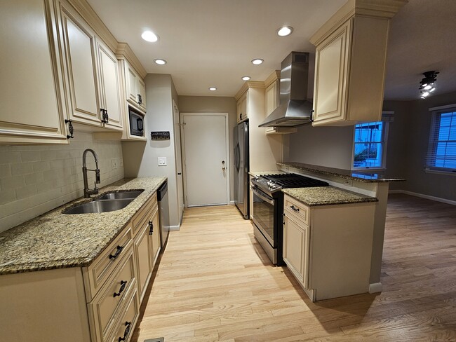 Building Photo - 246 Seaside Ave