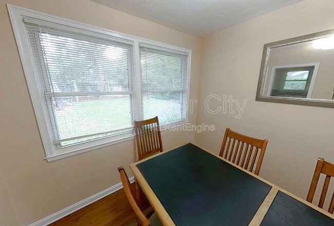 Foto del edificio - 1543 Peachtree Cir N