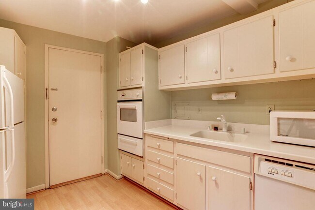 Building Photo - 10201 Grosvenor Pl