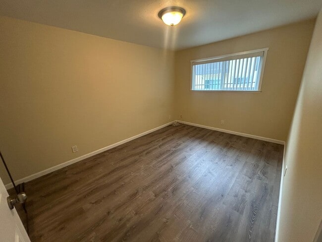 Building Photo - NB EBN T 22218