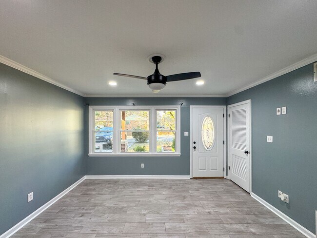 Building Photo - Charming 3 Bed 1.5 Bath Home with Flex Room