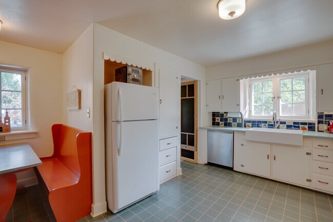 Building Photo - 221 Hinde St