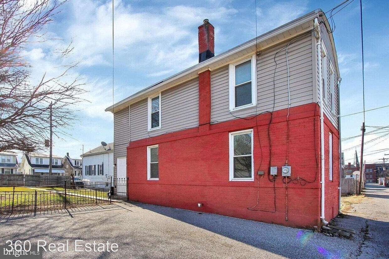 Primary Photo - 2 br, 1 bath House - 923 East Princess Street