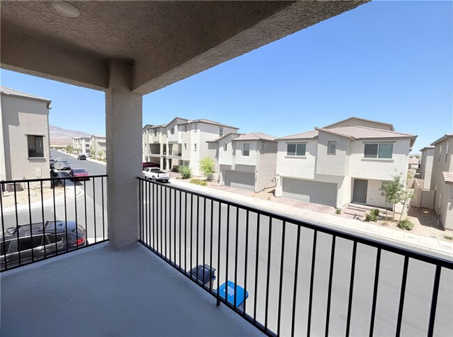 Foto del edificio - Stunning Tri-Level Townhome with Breathtaking Nevada Mountain Views