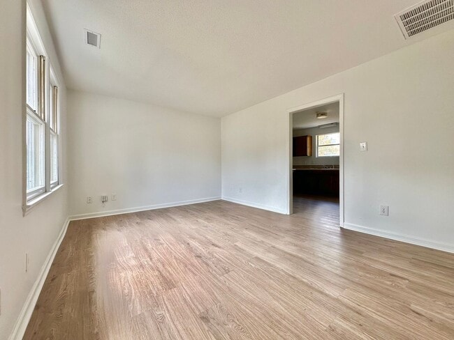 Building Photo - 725 N Privette St