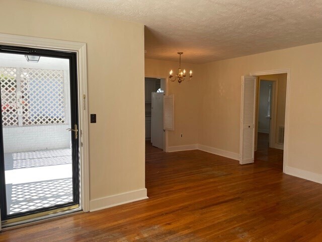 Building Photo - 2567 N View Ave