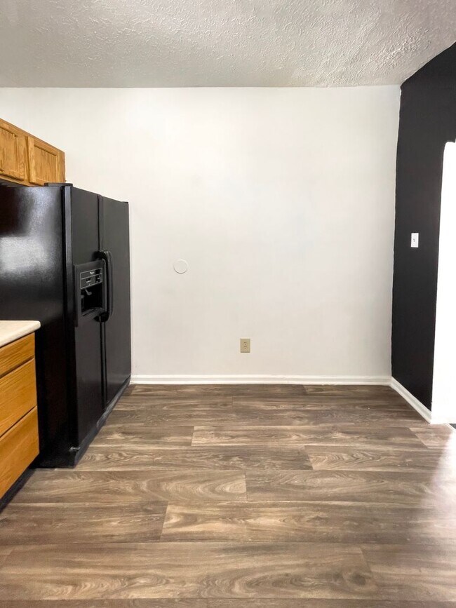 Building Photo - Dishwasher and In-Unit Washer/Dryer Included