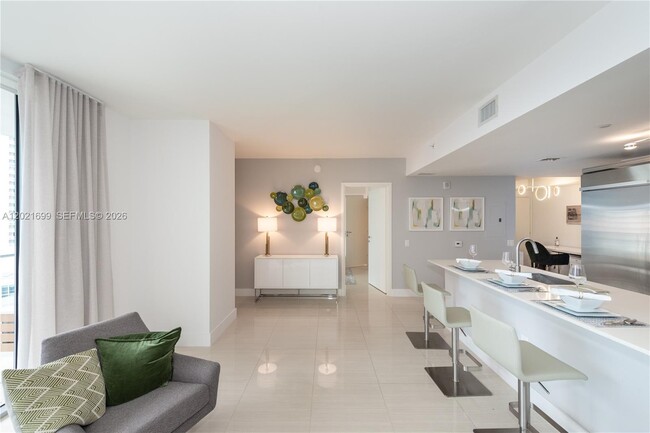 Foto del edificio - 1300 Brickell Bay Dr
