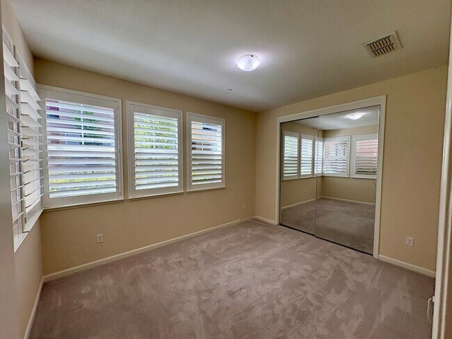 Foto del edificio - Spacious 4-Bedroom Townhouse