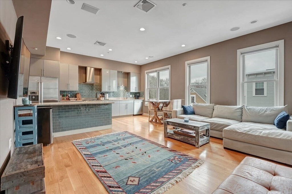 45 Vinton St Unit 4, Boston, MA 02127 Condo for Rent in Boston, MA