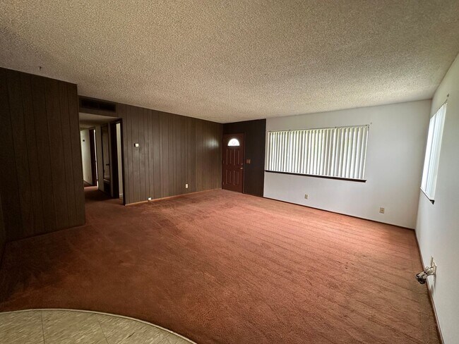 Building Photo - 5 Bedroom 2 1/2 bath