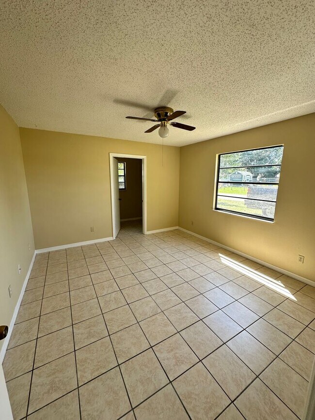 Foto del edificio - Nice 2/1.5 Duplex Located Across From St. ...