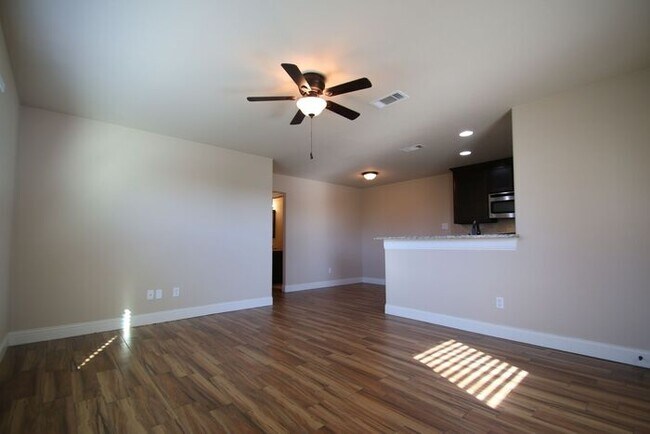 Building Photo - 8038 W Elizabeth Ln