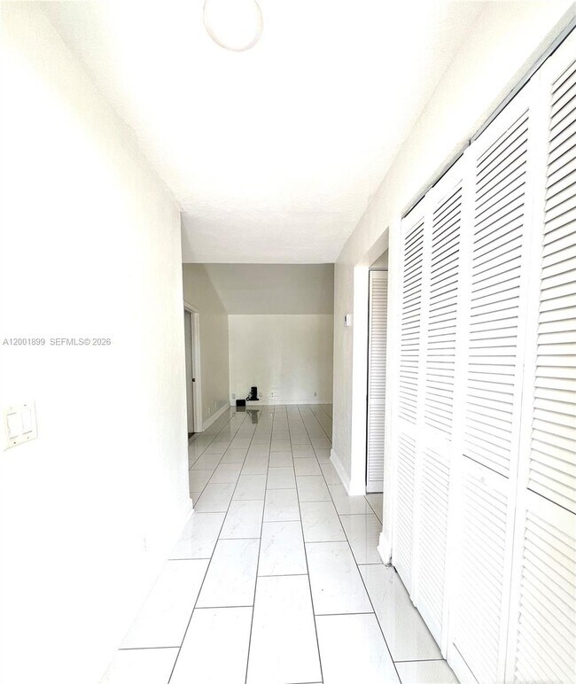 Foto del edificio - 6109 NW 171st St