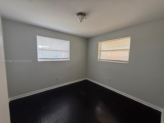 Foto del edificio - 4393 Davis Rd