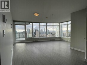 Building Photo - 4900 Lennox Ln