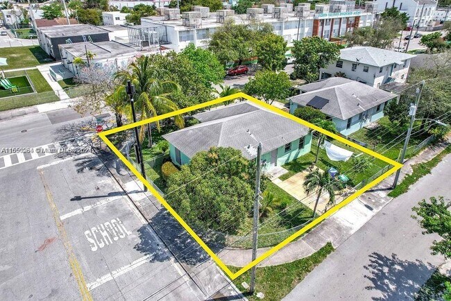 Foto del edificio - 1858 NW 1st Pl