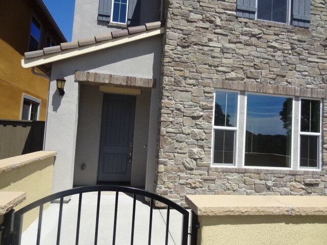 Foto principal - 2121 Pasqual Dr. "Stone Point - Gated Pati...