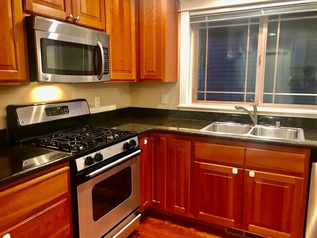 Building Photo - Stunning Wallingford Townhouse, just Minut...