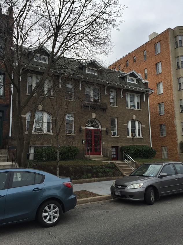 Primary Photo - 221 Constitution Ave NE