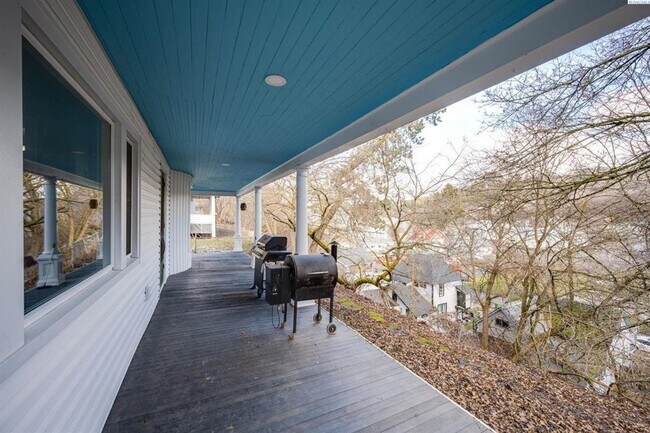 Building Photo - Historical house in Colfax!