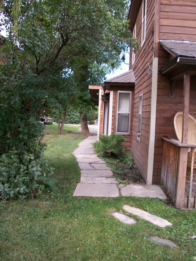 Building Photo - 1+ Bedroom, 1 Bathroom Unit in 3 plex - cl...