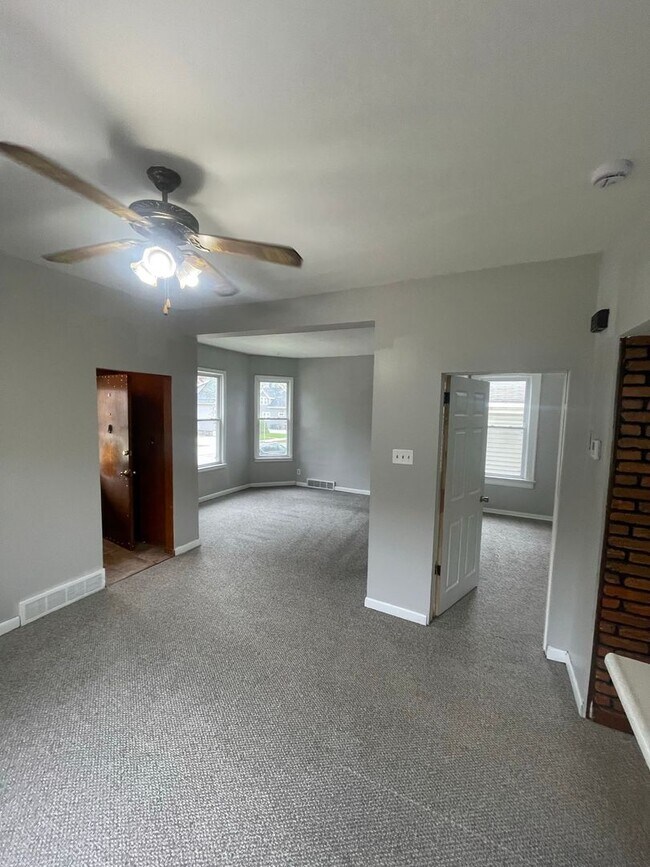 Foto del edificio - 1114-1116 S 86th St. (Duplex)