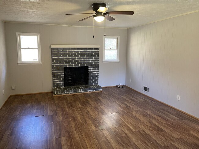 Building Photo - 306 S Pine Hill Rd