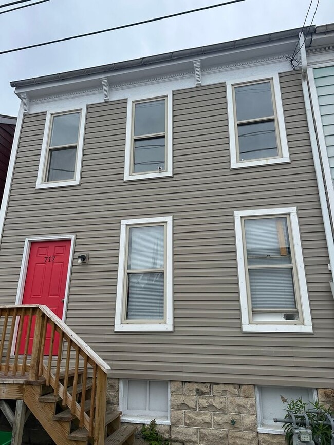 Building Photo - 717 E Clarke Ave