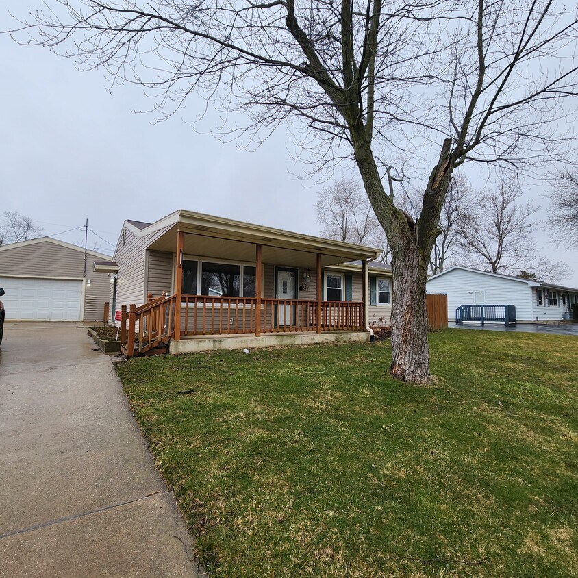 374 Brook Dr, Valparaiso, IN 46385 House Rental in Valparaiso, IN