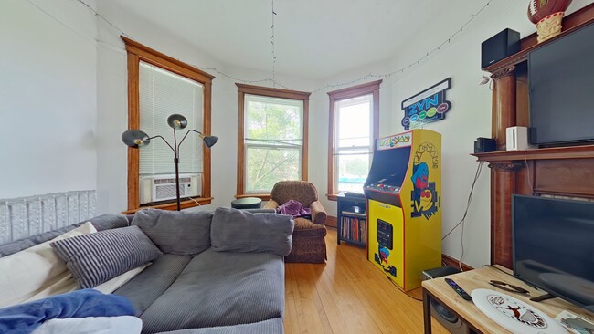Top Floor Two Bed Includes Heat! - Top Floor Two Bed Includes Heat! Apartment