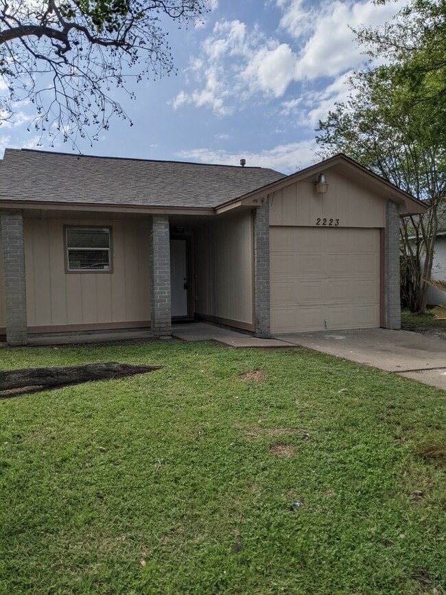 Building Photo - 2223 Crosscoach Ln