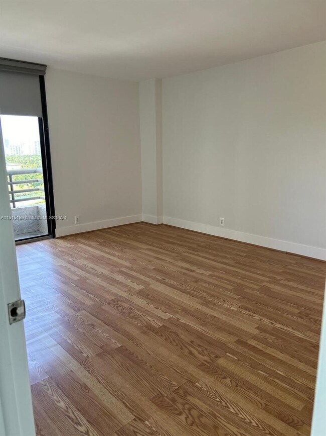 Foto del edificio - 3300 NE 191st St