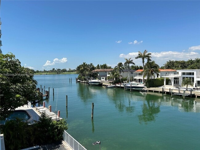 Building Photo - 9500 W Bay Harbor Dr