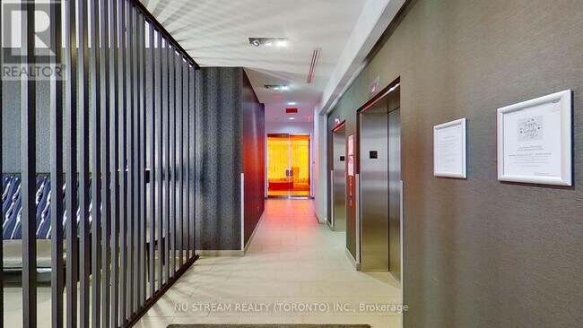 Photo du bâtiment - 560-560 Front St W