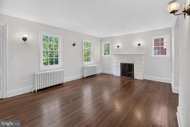 Foto del edificio - 4929 MacArthur Blvd NW