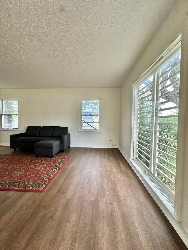 Foto del edificio - Partially Furnished Duplex for Rent in Cen...